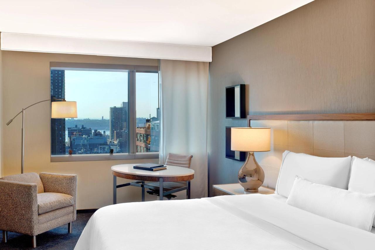 Hotel The Westin New York At Times Square Esterno foto A guest room at the Westin Palace Madrid