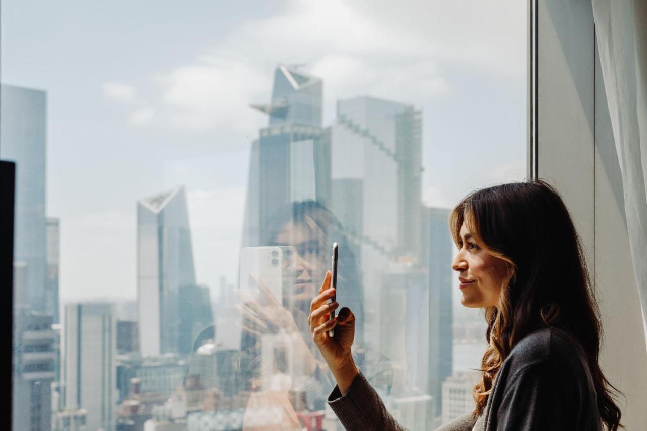 Hotel The Westin New York At Times Square Esterno foto A woman using a mobile phone