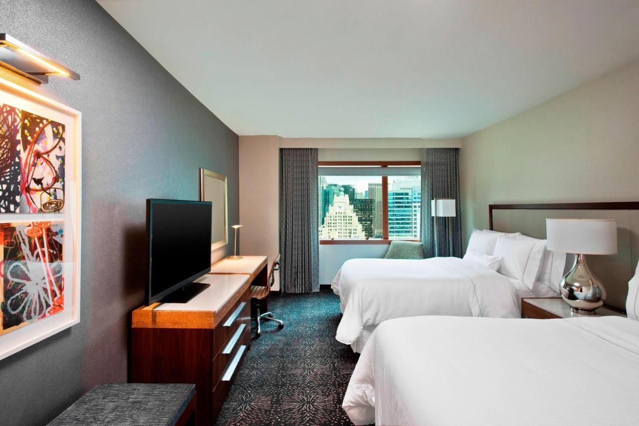 Hotel The Westin New York At Times Square Esterno foto A typical guest room at the Westin