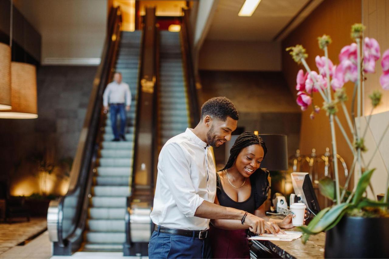 Hotel The Westin New York At Times Square Esterno foto A couple checking into a hotel