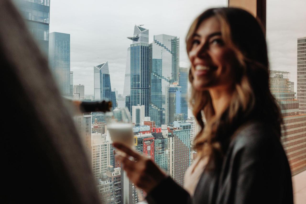 Hotel The Westin New York At Times Square Esterno foto A woman in Moscow