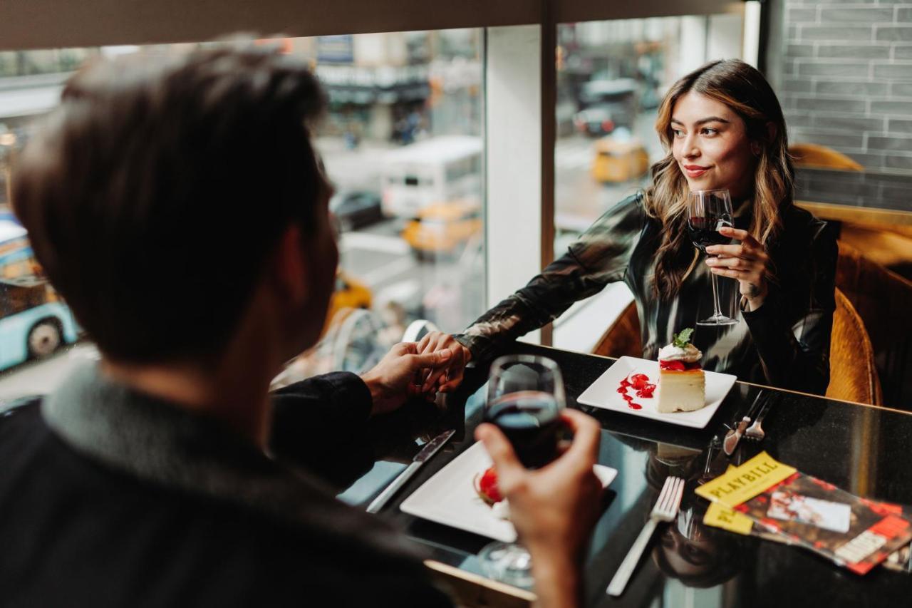 Hotel The Westin New York At Times Square Esterno foto A couple dining together