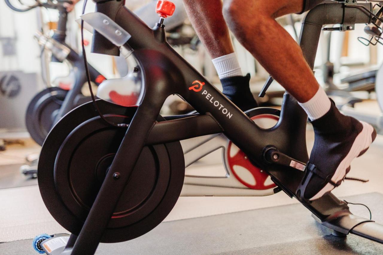 Hotel The Westin New York At Times Square Esterno foto Peloton stationary bike