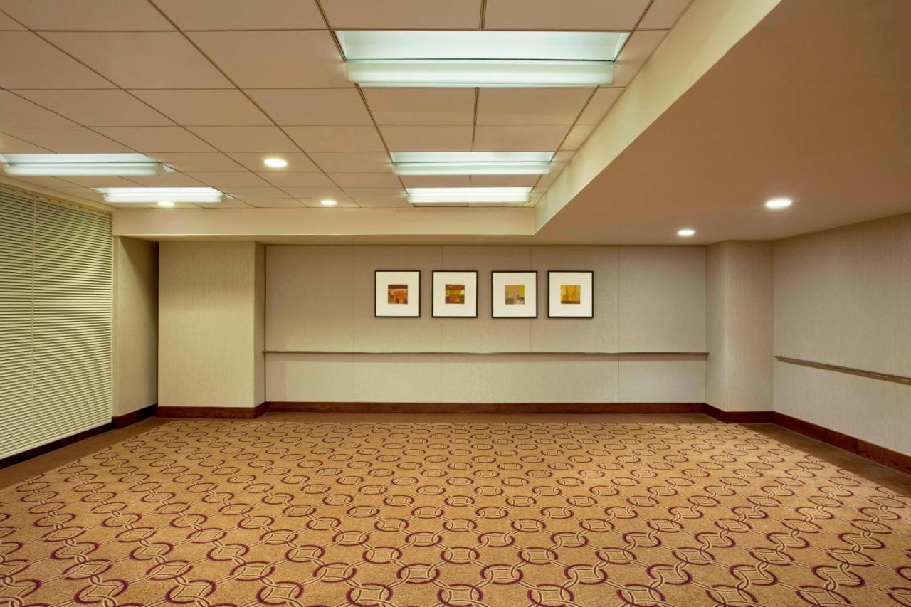 Hotel The Westin New York At Times Square Esterno foto A room with a carpet floor