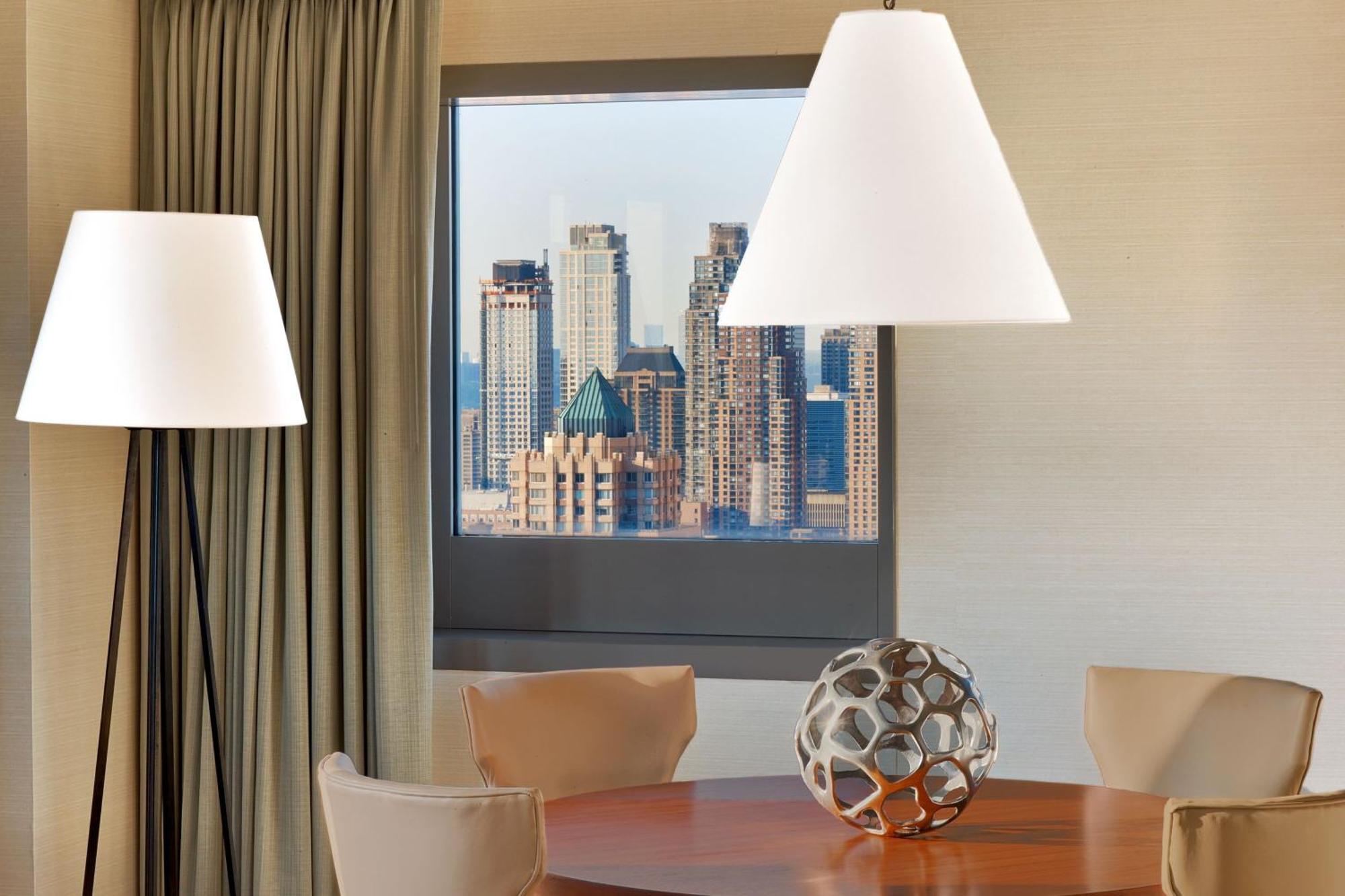 Hotel The Westin New York At Times Square Esterno foto A view of the skyline from a suite