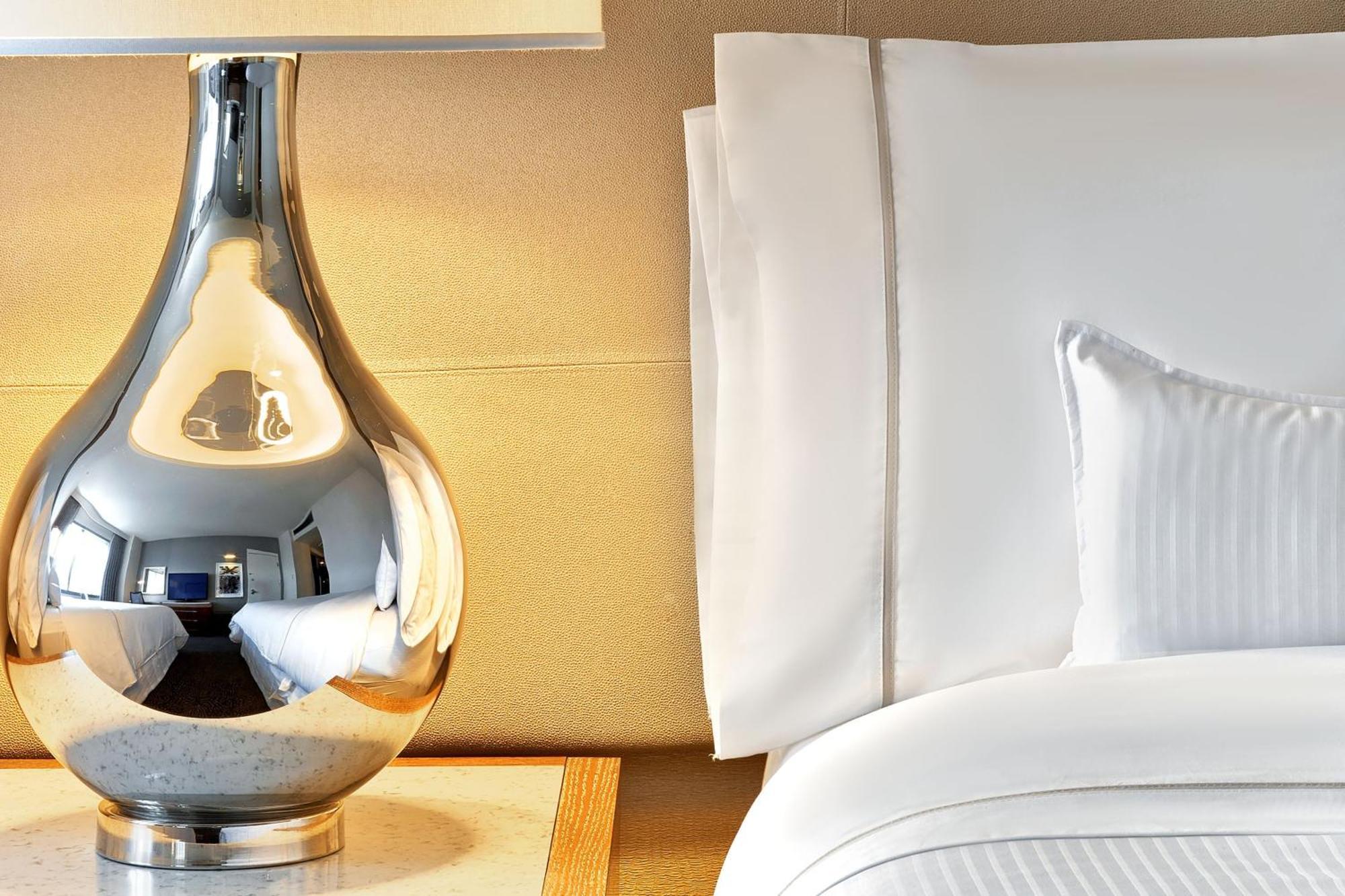 Hotel The Westin New York At Times Square Esterno foto A lamp in a hotel room