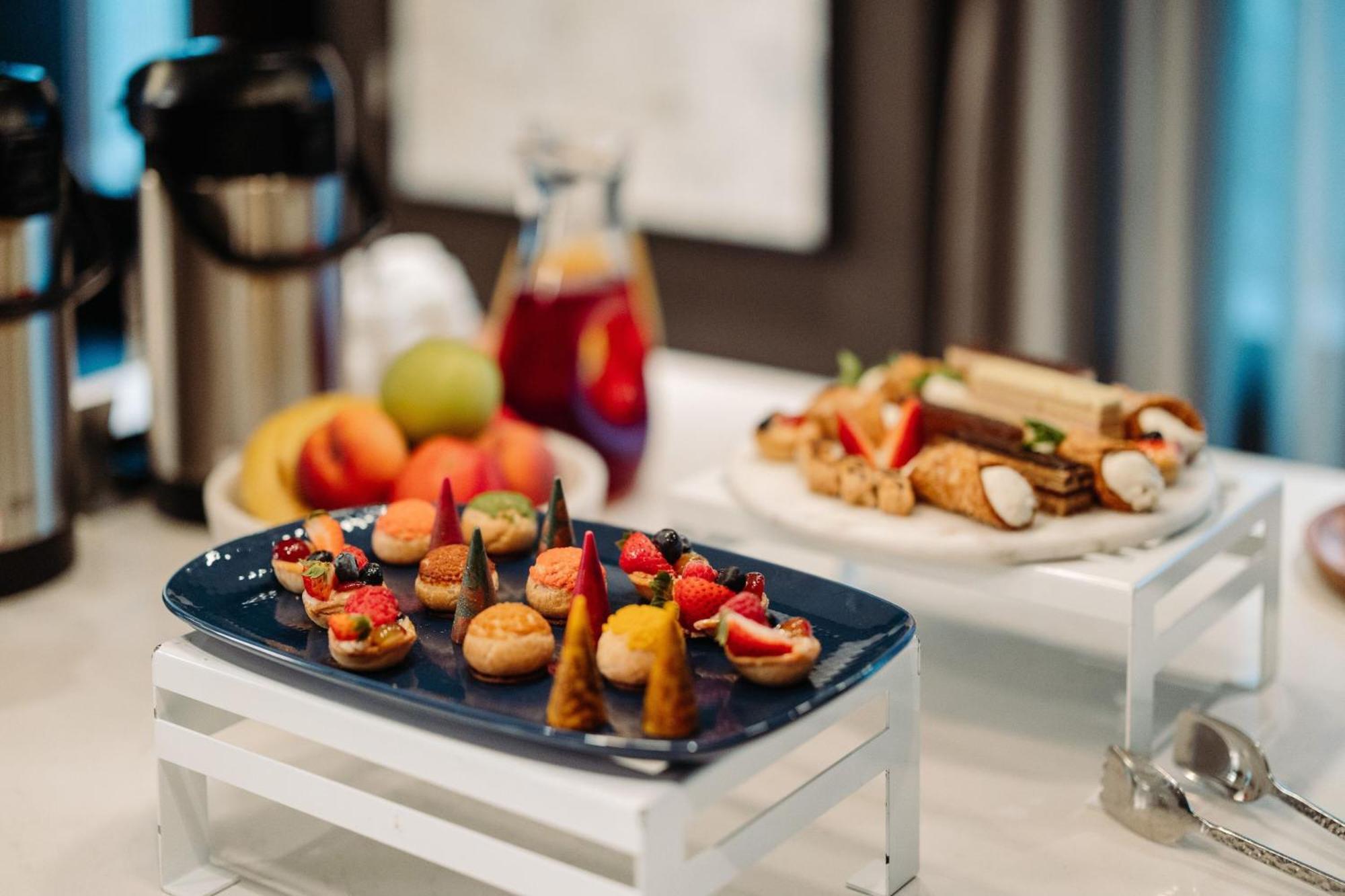 Hotel The Westin New York At Times Square Esterno foto A selection of canapés