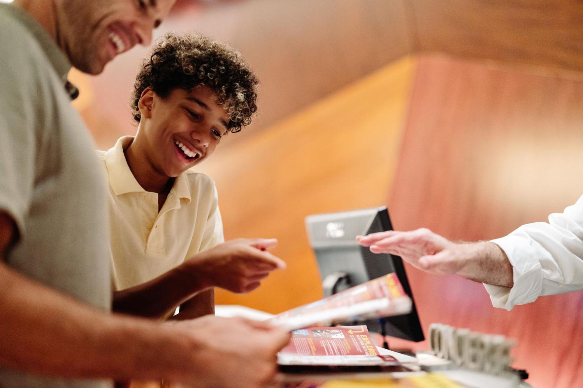 Hotel The Westin New York At Times Square Esterno foto A student working at the Student Union