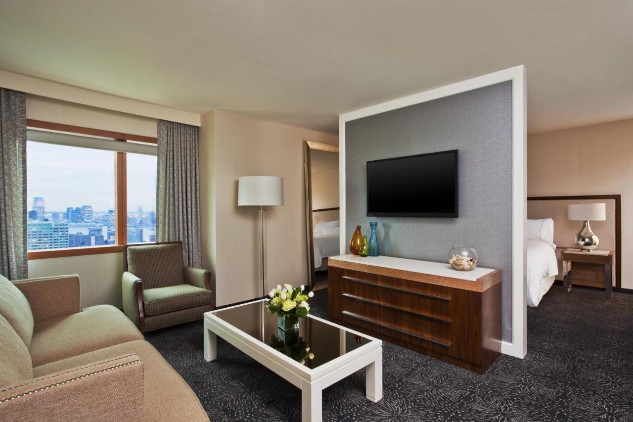 Hotel The Westin New York At Times Square Esterno foto A suite at the hotel